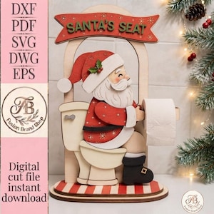 Può includere: Un portarotolo decorativo in legno con una sagoma di Babbo Natale seduto su un water. Un banner rosso nella parte superiore mostra la scritta SANTA'S SEAT in lettere verdi. La base è a strisce rosse e bianche e la figura tiene in mano un rotolo di carta igienica bianca.