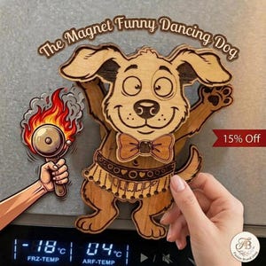 Puede incluir: Imán de madera con un perro de dibujos animados con pajarita y falda, con el texto "The Magnet Funny Dancing Dog". Una mano sostiene una campana con llamas. El imán está en un refrigerador.