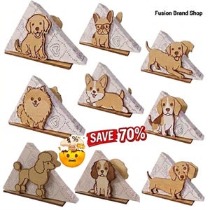 Może przedstawiać: Drewniane serwetniki z różnymi rasami psów. Każdy uchwyt ma trójkątny uchwyt na serwetki z wzorem serca i drewnianym wycięciem psa. Psy obejmują Labradora, Beagle i Jamnika.