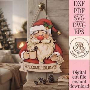 K&ouml;nnte beinhalten: Ein h&ouml;lzerner Weihnachtsmann-Wandschmuck mit roter M&uuml;tze samt Gl&ouml;ckchen, wei&szlig;em Bart und einer Tasse Kakao. Ein Banner unten tr&auml;gt die Aufschrift WELCOME, HOLIDAY! und ein Schild FROM: SOMEONE SPECIAL. Digitale Schnittdatei f&uuml;r DXF, PDF, SVG, DWG, EPS.