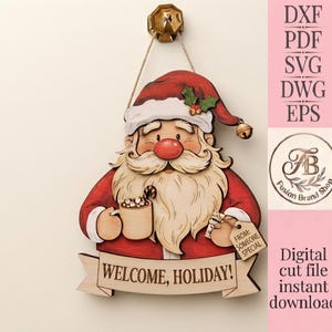 K&ouml;nnte beinhalten: Ein h&ouml;lzerner Weihnachtsmann-Wandschmuck mit roter M&uuml;tze und Gl&ouml;ckchen, wei&szlig;em Bart und roter Nase. Er h&auml;lt eine Tasse mit Zuckerstange und ein Geschenkanh&auml;nger mit der Aufschrift FROM: SOMEONE SPECIAL. Ein Banner tr&auml;gt den Text WELCOME, HOLIDAY!