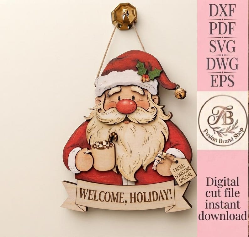 K&ouml;nnte beinhalten: Ein h&ouml;lzerner Weihnachtsmann-Wandschmuck mit roter M&uuml;tze und Gl&ouml;ckchen, wei&szlig;em Bart und roter Nase. Er h&auml;lt eine Tasse mit Zuckerstange und ein Geschenkanh&auml;nger mit der Aufschrift FROM: SOMEONE SPECIAL. Ein Banner tr&auml;gt den Text WELCOME, HOLIDAY!