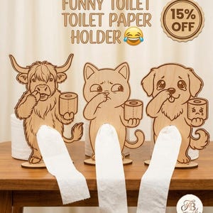 Op de afbeelding: Houten toiletrolhouders met een grappig ontwerp, met een Schotse Hooglander, een kat en een hond. Elke figuur houdt een rol toiletpapier vast. De tekst "FUNNY TOILET PAPER HOLDER" is zichtbaar. Een sticker toont "15% OFF".