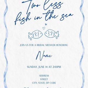 Può includere: Invito per un baby shower azzurro con il testo "Two less fish in the sea". L'invito presenta due illustrazioni di pesci e un bordo di conchiglie. Include lo spazio per il nome, la data e l'ora dell'ospite d'onore.