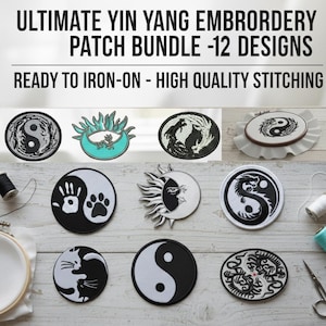 Puede incluir: Una taza de cerámica blanca con un asa negra y el texto "But First, Coffee" en negro y negrita. La taza está sobre una superficie de madera. La taza mide aproximadamente 10 cm de alto.