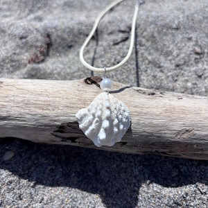 Handgemachte Muschelkette mit echter Muschelkernperle und Schmuckperle – Coastal Beach Jewelry