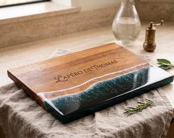 Planche à Apéro Personnalisée en Bois & Résine Époxy - Design Océan Unique - Planche à Charcuterie Artisanale - Cadeau Personnalisé -Gravure