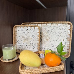 真珠貝のラタン製トレイ、カピス貝の長方形サービングトレイ、ボヘミアン風沿岸装飾