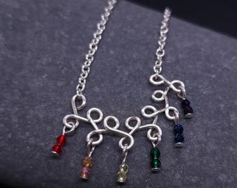 Halsband med silvertråd och regnbågskristaller: HBTQ Ally-smycken