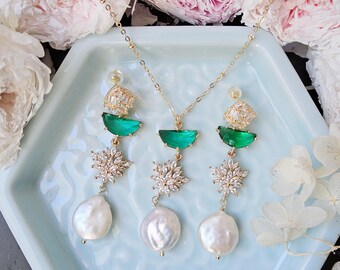 Big real pearl earrings.Green wedding Earrings.bride earring.party earrings.Vacation Earrings.bridesmaid earrings.Crystal wedding earrings.