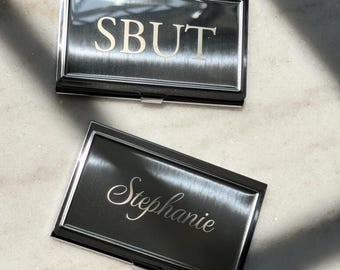 Tarjetero metálico personalizado, estuche de acero inoxidable grabado a medida, tarjetero minimalista, regalo para él, regalo para padrinos de boda.