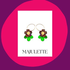 Boucles d'oreilles fleurs TADA — Créoles cuir pailleté et vert flashy — Bijoux floraux peps et légers — Accessoire printemps été -Artisanat