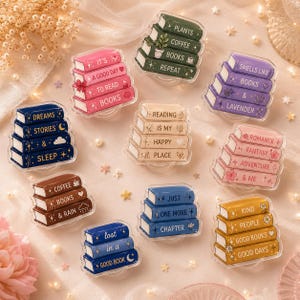 Puede incluir: Una colección de diez pines de acrílico, cada uno con forma de pila de tres libros con texto impreso único e iconos decorativos. Los diseños presentan varias paletas de colores que incluyen rosa, verde, morado, azul, marrón, beige y amarillo.