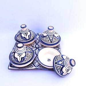 Juego de tagine y bandeja para especias de cerámica marroquí auténtica pintada a mano - 5 piezas.