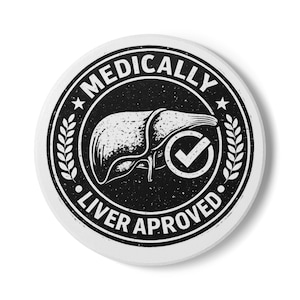 Puede incluir: Una pegatina redonda blanca con un gráfico negro. El gráfico presenta una ilustración estilizada del hígado, una marca de verificación y las palabras "MEDICALLY LIVER APROVED" en un diseño circular. El diseño incluye estrellas y ramas de laurel.
