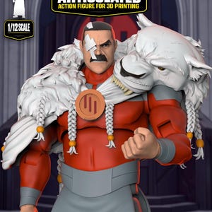 Puede incluir: Una figura de acción articulada a escala 1/12 de un personaje con bigote, un vendaje blanco sobre un ojo y una capa de piel blanca con una cabeza de león. La figura viste un traje rojo y gris con un emblema circular de color cobre.