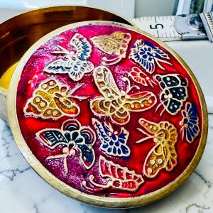 Caja de baratijas vintage de latón con forma de mariposa – Pequeño recipiente redondo esmaltado para guardar recuerdos, plato para joyas rojo y dorado, pequeño pastillero, decoración de tocador bohemia