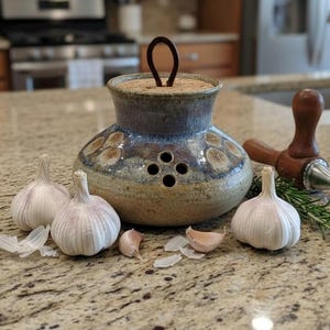 Recipiente para ajos de cerámica vintage de J. Tury Studio Pottery con tapa de corcho y cuero – Recipiente para ajos de gres