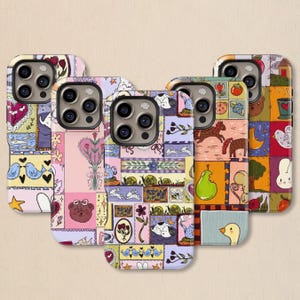 Può includere: Una collezione di custodie per telefoni colorate con design patchwork. Ogni custodia presenta un motivo unico con illustrazioni di animali, fiori e altri elementi stravaganti. Le custodie hanno una finitura lucida e sono progettate per vari modelli di telefono.