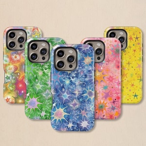 Peut inclure: Cinq coques de téléphone avec des motifs éclatés d'étoiles abstraites et colorées. Les coques présentent une variété de couleurs, dont le jaune, le rose, le vert et le bleu. Chaque coque a une finition brillante et une découpe pour l'appareil photo.