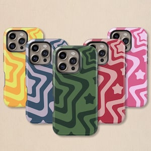 Op de afbeelding: Vijf telefoonhoesjes met kleurrijke ster- en golfpatronen. De hoesjes zijn in geel, blauw, groen, rood en roze. Elk hoesje heeft een uniek ontwerp met sterren en golvende lijnen.