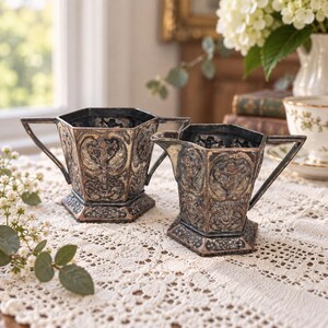Service à crème et à sucre ancien en argent E. G. Webster & Son, de forme hexagonale et ornée d'un chérubin.