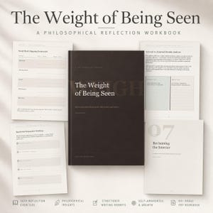 Peut inclure: Un cahier noir intitulé "The Weight of Being Seen" avec le sous-titre "A Philosophical Reflection Workbook". La couverture présente le titre en gros caractères gras. Plusieurs pages ouvertes et un cahier sont affichés, avec du texte et des diagrammes. Le bas de l'image énumère les principales caractéristiques.