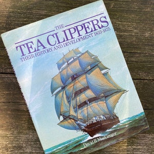 Puede incluir: Un libro titulado "The Tea Clippers: Their History and Development 1833-1875" presenta una ilustración detallada de un velero en la portada. La portada tiene un fondo azul claro con el título en morado y el nombre del autor en la parte inferior.
