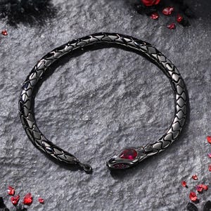 Bracciale con serpente nero e rubino, bracciale gotico a serpente, bracciale a polsino con gemma rossa, gioiello da strega, regalo per lei