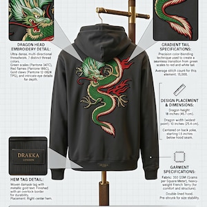 Könnte beinhalten: Dunkelgrauer Empire Dragon Hoodie mit detaillierter grüner, roter und goldener Drachenstickerei auf dem Rücken. Der Hoodie hat eine doppelt gefütterte Kapuze und ein gewebtes Damast-Saumetikett. Der Drache ist 45,7 cm hoch und 25,4 cm breit.