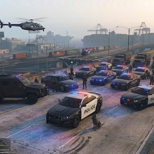 Może przedstawiać: Flota pojazdów policyjnych, w tym radiowozów, ciężarówek i opancerzonego pojazdu, zgromadzona na wiadukcie autostradowym. Helikopter leci nad głową. Scena sugeruje operację policji lub ćwiczenia w środowisku miejskim.