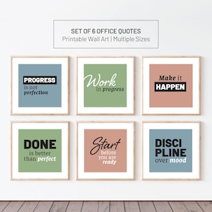 Puede incluir: Conjunto de seis impresiones enmarcadas con citas de oficina. Cada impresión presenta una frase motivacional diferente en texto blanco y negro sobre un fondo de color. Las frases incluyen "Progress is not perfection".