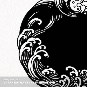 Puede incluir: SVG de marco de cresta de ola japonesa en blanco y negro. El diseño presenta olas estilizadas en forma circular. El texto "JAPANESE WAVE CREST FRAME SVG" está en la parte inferior. Adecuado para proyectos creativos.