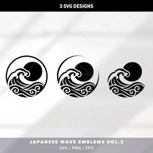 Peut inclure: Trois motifs graphiques circulaires noirs représentant des vagues stylisées et un soleil plein. Le texte 3 SVG DESIGNS apparaît en haut, et JAPANESE WAVE EMBLEMS VOL.2 SVG / PNG / EPS est inscrit en bas de l'affichage du fichier numérique.