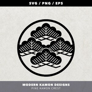 Pode incluir: Design de crista de pinheiro Kamon em preto e branco. A crista apresenta uma moldura circular com um motivo de pinheiro estilizado. O texto "MODERN KAMON DESIGNS" e "PINE KAMON CREST" são exibidos na parte inferior da imagem.