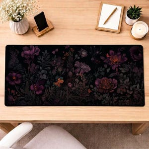 ダークコテージコアデスクマット、パープルフラワーマウスパッド、ボタニカルホーム＆オフィスセットアップデコレーション、フローラルXXLデスクトップマット、美的ワークスペースアクセサリー