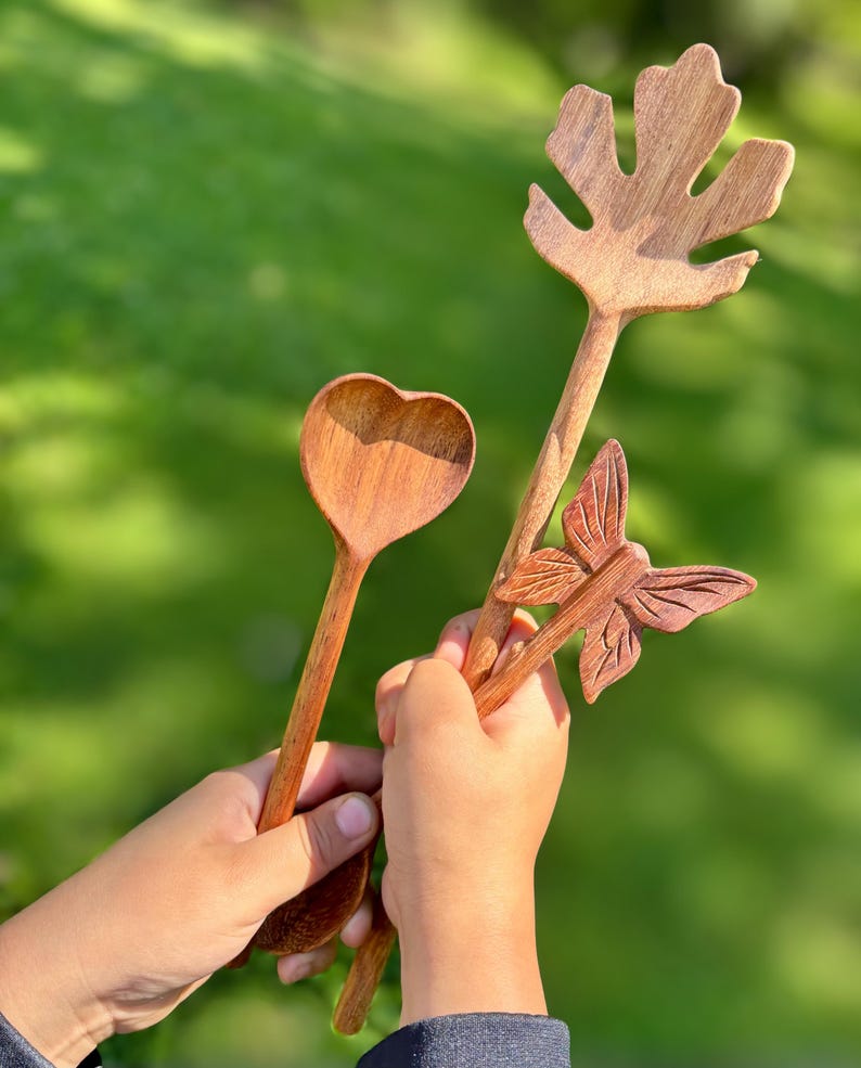 Matschküchen-Zaubertranklöffel | Holzlöffel für Kinder | Montessori-Sinneserfahrung | Naturspielzeug für den Tisch | Geschenk für den Feengarten | Waldorf-Kindergarten Bild 3