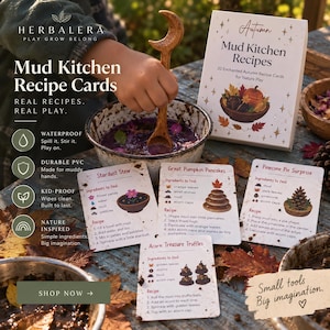 Könnte beinhalten: Ein Set aus herbstlichen Matschküchen-Rezeptkarten mit 20 wasserfesten PVC-Karten, die von der Natur inspirierte Anleitungen für Eintöpfe, Pfannkuchen, Torten und Trüffel enthalten, präsentiert zusammen mit einem hölzernen Mondlöffel.