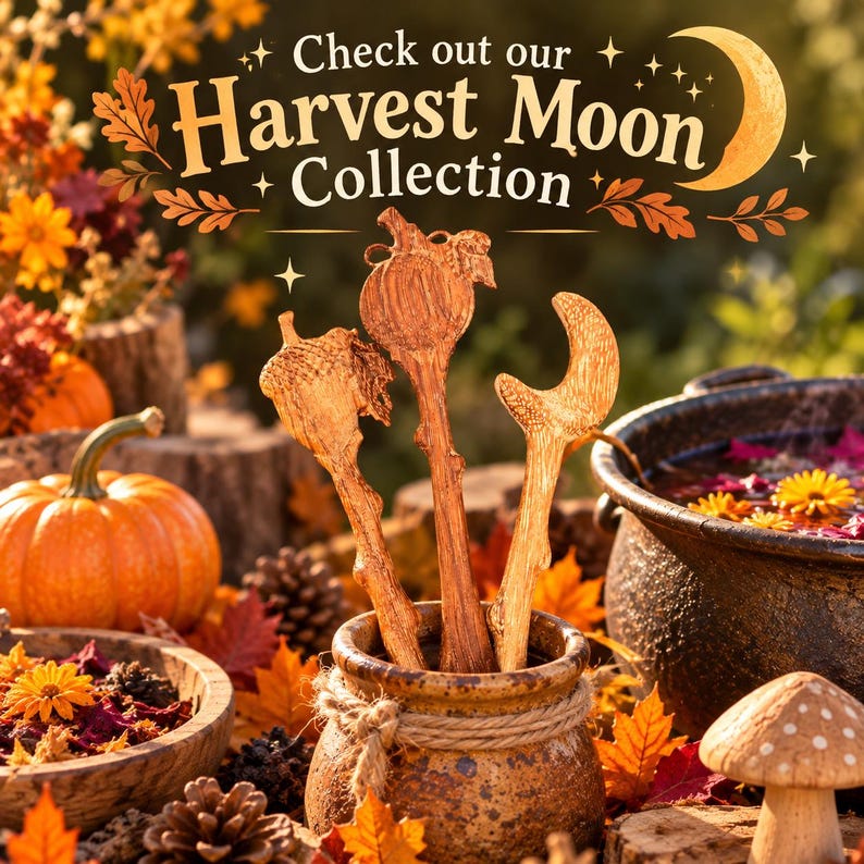 K&ouml;nnte beinhalten: Drei geschnitzte Holzl&ouml;ffel mit Eichel-, K&uuml;rbis- und Mondsichelmotiven, pr&auml;sentiert in einem kleinen Keramiktopf. Der Text dar&uuml;ber lautet Check out our Harvest Moon Collection, erg&auml;nzt durch eine Mondsichel und Herbstbl&auml;tter.
