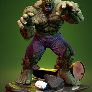 Puede incluir: Una detallada figura de Hulk, un superhéroe de piel verde, en una pose dinámica. Lleva pantalones morados y tiene una expresión de enfado. La base incluye una cabeza cortada y rocas, con un barril en el fondo.