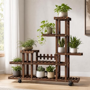 Pode incluir: Um suporte para plantas de vários níveis em madeira castanha escura com um design escalonado, apresentando várias prateleiras de ripas a alturas variáveis, uma pequena secção de vedação decorativa e rodas pretas para mobilidade.