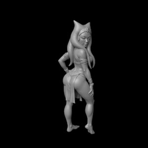 Op de afbeelding: Een grijze 3D-geprinte figuur van een humanoïde karakter met een gestileerde hoofdtooi en lang haar. De figuur poseert met een hand op de heup en draagt een onthullende outfit. De achtergrond is effen zwart.