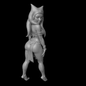 Op de afbeelding: Een grijze 3D-geprinte figuur van een vrouwelijk personage met kenmerkende hoofdtentakels en gezichtsmarkeringen, gekleed in een onthullende outfit. De figuur staat in een lichte draai, waarbij de rug en het zijprofiel tegen een zwarte achtergrond te zien zijn.