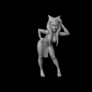 Op de afbeelding: Een grijswaarden 3D-geprinte figuur van een humanoïde karakter met een hoofddeksel en lange, tentakelachtige aanhangsels. De figuur poseert met één hand op het hoofd en de andere op de heup, gekleed in een onthullende outfit. De achtergrond is effen zwart.