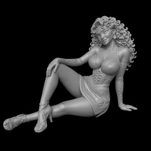 Può includere: Scultura in scala di grigi di una donna con un vestito corto e tacchi alti, seduta con una gamba piegata. L'abito presenta dettagli intricati e la donna ha i capelli ricci. Lo sfondo è nero.