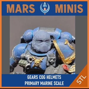 以下が含まれることがあります： 青と金の宇宙海兵隊のミニチュアフィギュア。フィギュアはヘルメットをかぶり、頭蓋骨のエンブレムで装飾されています。「MARS MINIS」と「GEARS COG HELMETS PRIMARY MARINE SCALE」の文字が見えます。