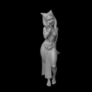 Op de afbeelding: Een grijswaarden 3D-geprint beeldje van een vrouwelijk personage met een hoofddeksel en kostuum. De figuur glimlacht en heeft haar hand bij haar gezicht. De achtergrond is zwart.