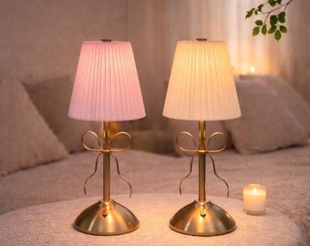 Luminária de mesa LED com cúpula de tecido, recarregável, ambiente aconchegante – luz quente, detalhe de laço, elegante luminária noturna.