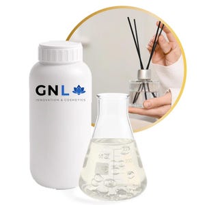 May include: A white plastic bottle with a screw cap featuring the text GNL INNOVATION & COSMETICS, a clear glass Erlenmeyer flask containing a liquid with visible bubbles and measurement markings up to 225 ml, and a glass reed diffuser with black reeds.