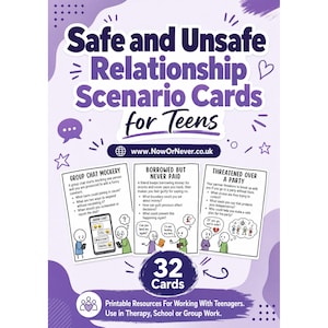 Puede incluir: Un juego de 32 tarjetas de escenarios sobre relaciones seguras e inseguras para adolescentes con fondo morado. Las tarjetas incluyen ilustraciones y texto sobre acoso en chats, dinero y amenazas, incluyendo www.NowOrNever.co.uk.